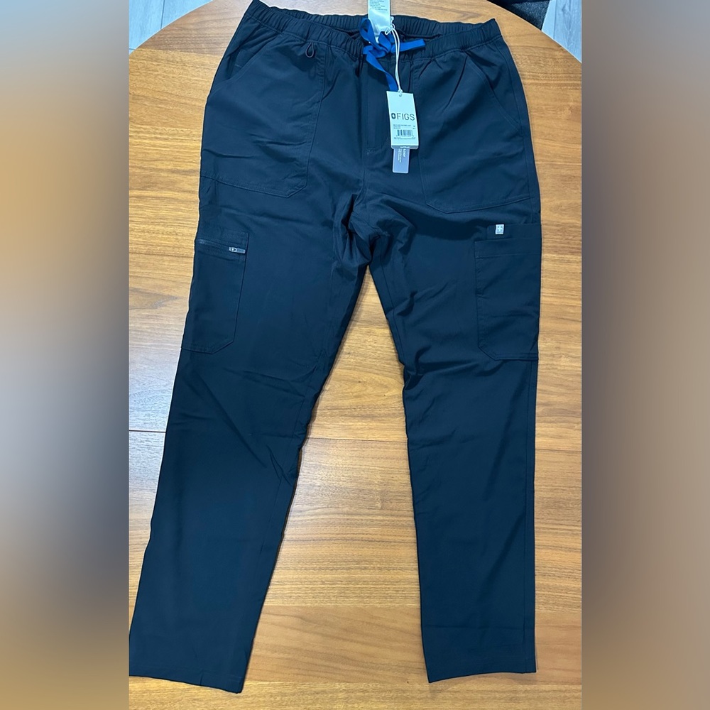 NEW. Figs Technical Cairo Cargo Scrub Bottom in Men’s Medium, Black